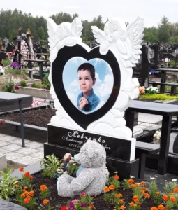 003 Дитячий пам'ятник  у вигляді серця з ангелочками