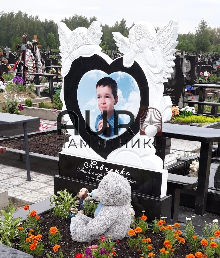 003 Дитячий пам’ятник  у вигляді серця з ангелочками