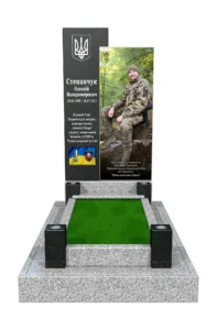 023 Мінималістичний пам_ятник для військового