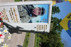 024 Пам'ятник музиканту військовому з гітарою